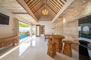 TV a/nebo společenská místnost v ubytování Ketut Losmen Villas Lembongan