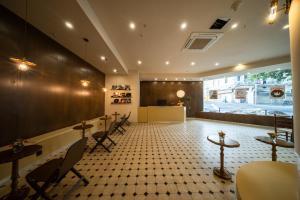 un ristorante con tavoli e sedie in una stanza di Xiamen Evening Breeze Hotel a Xiamen