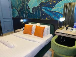 Rúm í herbergi á Lala's Boutique Hotel