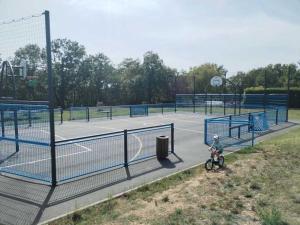 Ein Junge auf einem Fahrrad auf einem Tennisplatz in der Unterkunft Camping 3 étoiles - Piscine - eehcdh in Soturac