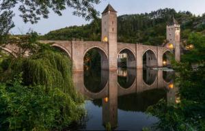 ein Schloss mit einer Brücke über einen Wasserkörper in der Unterkunft Camping 3 étoiles - Piscine - eehcdh in Soturac + 174 Fotos