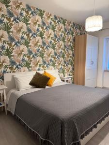 a bedroom with a large bed with a floral wallpaper at Anfra B&B in Naples