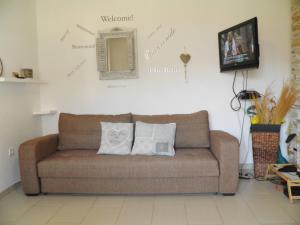 kanapę z dwoma poduszkami w salonie w obiekcie Apartment Starcevic Filipovic w Bašce