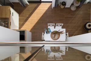 una stanza con un tavolo con sopra un ananas di Flamingo View Suites & Villas a Nea Potidaea