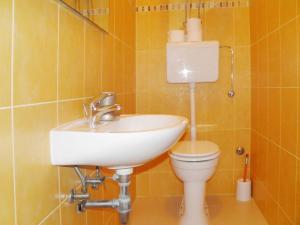 łazienka z umywalką i toaletą w obiekcie Apartment Starcevic Filipovic w Bašce +26 zdjęć