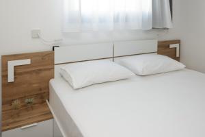 Letto o letti in una camera di Flamingo View Suites & Villas