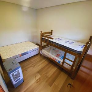 Cette chambre comprend deux lits superposés et un réfrigérateur. dans l'établissement Chacara a Grande Familia, Bairro Andorinhas Otima Nova, à Uberlândia 20 autres photos