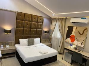 Rúm í herbergi á Lala's Boutique Hotel