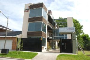 カンパーナにあるRefugio Urbano Apartamentosの「Uberをお楽しみください」と書かれた看板のある建物 +7枚の写真