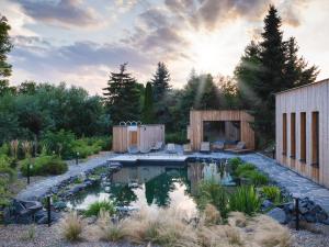 una piscina in mezzo a un giardino di Resort po.spolu a Mokrovraty