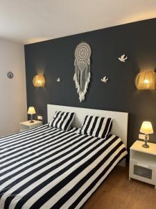 Postel nebo postele na pokoji v ubytování Appart Cosy vue piscine, wifi, à 500 m plage