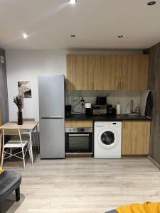 een keuken met een koelkast en een wasmachine bij Elite studio 14 in Parijs