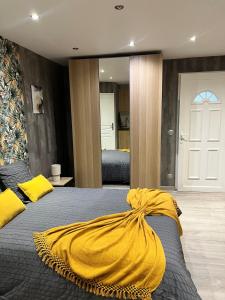 een slaapkamer met een bed met een gele deken erop bij Elite studio 14 in Parijs