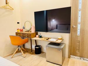 TV i/ili multimedijalni sistem u objektu 芊禹民宿 - 走路就到鐵花村-微光集-觀光夜市 -