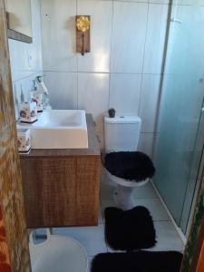 un baño con inodoro y lavabo en Refúgio de Paz, en Capão da Canoa 15 fotos más
