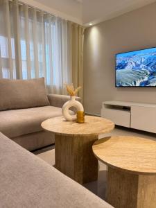 salon z kanapą, stołem i telewizorem w obiekcie Luxury 2 bedroom Appartment City Center w mieście Tanger