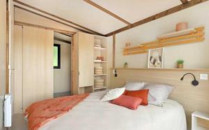 ein Schlafzimmer mit einem großen weißen Bett mit roten Kissen in der Unterkunft Chalet 3 étoiles - Piscine - ccafgfe in Douville