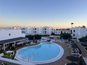 Bazén v ubytování Appart Cosy vue piscine, wifi, à 500 m plage nebo v jeho okolí