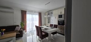 Kuchyň nebo kuchyňský kout v ubytování Apartman Grošić