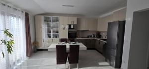 Kuchyň nebo kuchyňský kout v ubytování Apartman Grošić