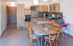 una grande cucina con tavolo e sedie di Lovely Home In La Chapelle-Saint-Sauv a La Chapelle-Saint-Sauveur