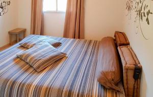 una camera da letto con un letto a righe di Lovely Home In La Chapelle-Saint-Sauv a La Chapelle-Saint-Sauveur