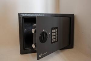 a black microwave on a wall at Espacioso apartamento en Mijas con parking privado in Sitio de Calahonda