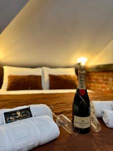 Postel nebo postele na pokoji v ubytování Pirocanac Rest&Rooms top 25