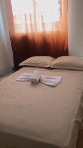 En eller flere senge i et værelse på Apartamento com 3 quartos,piscinas de terça a quinta feira livre, garagem,portaria 24hrs