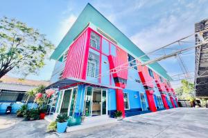 ウドーンターニーにあるVeerakit Grand Hotelの赤白青の色彩豊かな建物