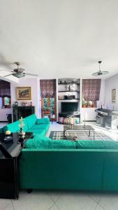 a living room with a green couch and a table at Casa Angelica (Pizzo, Tropea, Lamezia) in Maida