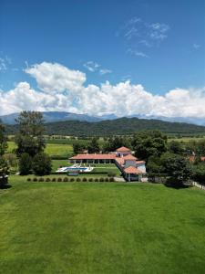 un gran campo verde con un edificio en el fondo en Finca Las Margaritas, en Chicoana