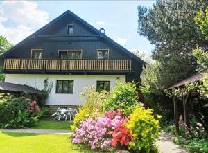 奥斯特拉维采CHALUPA OSTRAVICE的一座带花园的大型黑白色房屋