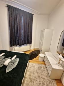 ein Schlafzimmer mit großem Bett und Fenster in der Unterkunft Sauna, Atomium, Expo Brussels, Stadium Roi Baudoin, Kinepolis, Planetarium, Centre ville Brussels in Brüssel