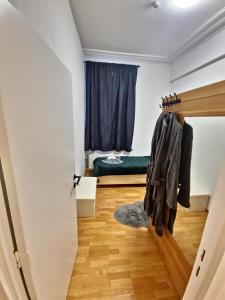 Kleines Zimmer mit einem Bett und einem Schrank in der Unterkunft Sauna, Atomium, Expo Brussels, Stadium Roi Baudoin, Kinepolis, Planetarium, Centre ville Brussels in Brüssel