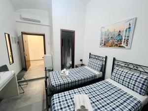 A bed or beds in a room at Grandis Rooms