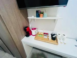 Coffee and tea making facilities at Grandis Rooms