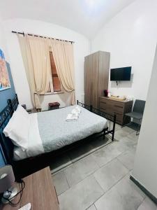 A television and/or entertainment centre at Grandis Rooms
