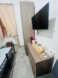 A television and/or entertainment centre at Grandis Rooms
