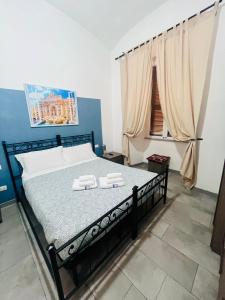 A bed or beds in a room at Grandis Rooms