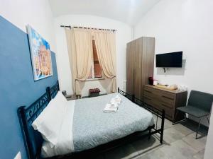 A bed or beds in a room at Grandis Rooms