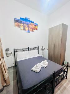 A bed or beds in a room at Grandis Rooms