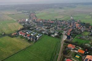 una vista aerea di una città con case e campi di Oomes Huus - Sleep by Hästens, Wake with Coffee a Den Hoorn