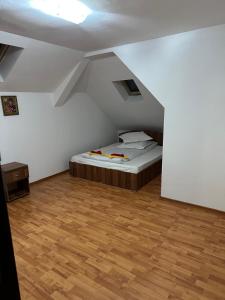 Ένα ή περισσότερα κρεβάτια σε δωμάτιο στο Casa Stefan -Vatra Dornei