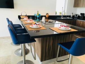eine Küche mit einem Tisch mit Tellern und Schüsseln darauf in der Unterkunft Stunning 2Bd 2Ba 5 Star Golf Resort in Chacalal
