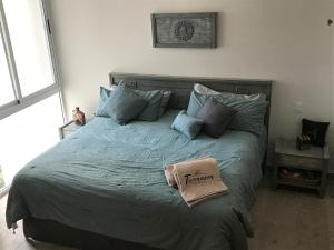 ein Schlafzimmer mit einem Bett und einem Kissen darauf in der Unterkunft Stunning 2Bd 2Ba 5 Star Golf Resort in Chacalal + 18 Fotos