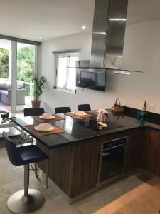 eine Küche mit einer großen Insel mit einer Arbeitsplatte in der Unterkunft Stunning 2Bd 2Ba 5 Star Golf Resort in Chacalal