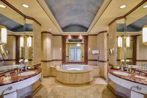 ein Badezimmer mit zwei Waschbecken und einer Badewanne in der Unterkunft Hilton Cairo Grand Nile in Kairo