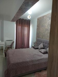 a bedroom with a large bed and a window at Apartament Solid Resindence Butoaie in Mamaia