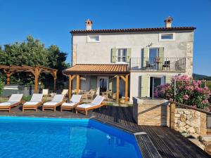 Bazén v ubytovaní Stone House Rosuja alebo v jeho blízkosti